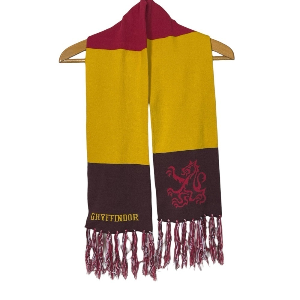 Universal Studios Wizarding World of Harry Potter Gryffindor House Scarf Knit